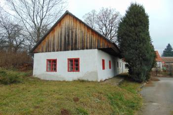 Pozměněné historické stavení na tvrzi z roku 1720 (© Dušan Dohňanský 12/2020)