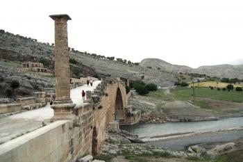 Most císaře Septima Severa v Národním parku Mount Nemrut v Turecku. (© Pavel Vítek 09/2011)