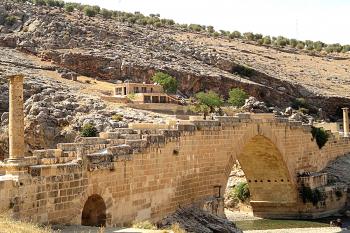 Most císaře Septima Severa v Národním parku Mount Nemrut v Turecku (© Pavel Vítek 09/2011)