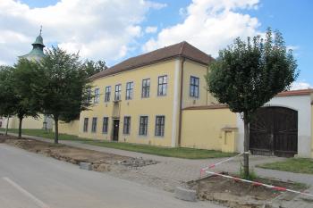 Původní budova zámku - fary (© Dušan Dohňanský 07/2019)