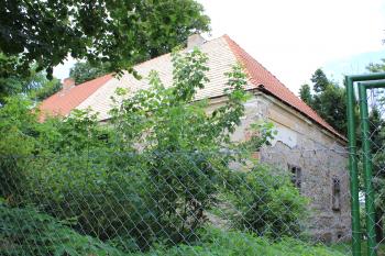 Pohled na zámek z ulice Ružová (© Luděk Vláčil 08/2020)