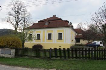 Jv. strana zámku (© Dušan Dohňanský 04/2017)