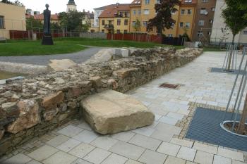 fragment vnější hradební zdi v Mahlerových sadech ( © Milan Caha 09/2010)