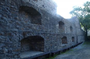 vnitřní hradební zeď u brány Matky Boží ( © Milan Caha 09/2010)