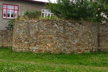 zbytek nárožní věže vnitřní hradby u Joštovy ulice (© Karel Husák, 07/2013)