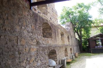 Parkán u brány (© Ivo Rozehnal  07/2022)