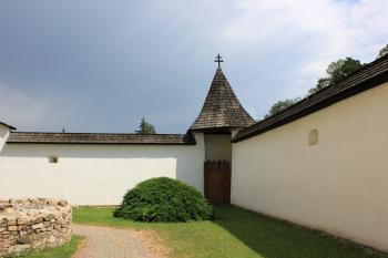 bašta a zeď se střílnami (© Luděk Vláčil 08/2020)