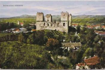 Hrad na pohlednici. Pohled od jihu. (© https://24.hu/kultura/2017/08/23/zold-utat-kapott-a-diosgyori-var-rekonstrukcioja/)