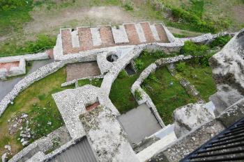 Severní část parkánu. Uprostřed je doprava zahnutý koridor předbraní s původním vjezdem do hradu. (© Pavel Semple 04/2019)