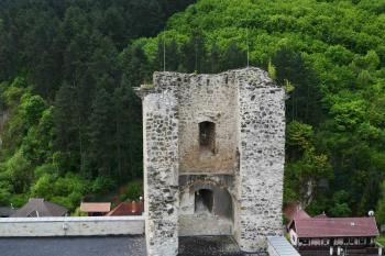 Z novostavby paláce vyrůstá torzo JZ věže. (© Pavel Semple 04/2019)