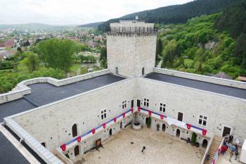 JV věž a nádvoří hradu. (© Pavel Semple 04/2019)