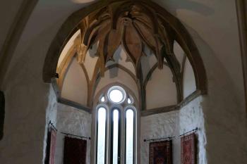 Původní okenní výklenek v prvním patře jižního paláce. Klenba s žebry je z větší části původní. (© Pavel Semple 04/2019)