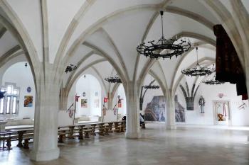 Novostavba rytířského sálu v prvním patře severního paláce. Tmavé konzoly a žebra na konci sálu jsou původní. (© Pavel Semple 04/2019)