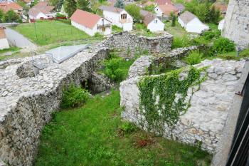 Původní přístupová cesta byla sevřená mezi dvěma hradbami protáhlého předbraní (14. stol). (© Pavel Semple 04/2019)