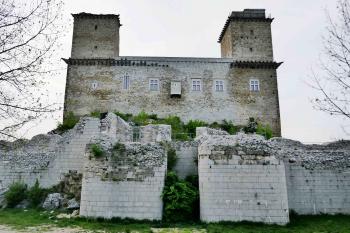 Jižní strana hradu. Na popředí je opevnění parkánu s dvouvěžovou bránou. Průčelí jižního paláce je z větší části původní (14. stol). (© Pavel Semple 04/2019)