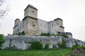 Hrad od JV. Napravo je novostavba kaple a východního paláce na původních základech. (© Pavel Semple 04/2019)