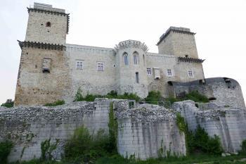 Hrad od východu. Na krakorcích spočívaly dřevěné ochozy. (© Pavel Semple 04/2019)