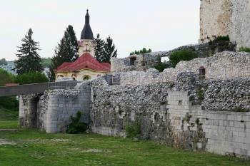 Západní úsek parkánu s plochým dnem bývalého vodního příkopu. (© Pavel Semple 04/2019)