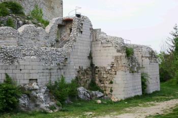Jižní část parkánu s dvouvěžovou bránou. Patrné jsou původní kvádry zdiva a moderní tvárnice. (© Pavel Semple 04/2019)