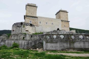 Severní strana hradu. Na popředí je obdélná bašta v parkánu s oblouky palebných komor. U nároží hradního jádra je válcová dělová bašta z 1. pol. 16. stol. s betonovou korunou. (© Pavel Semple 04/2019)