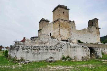 Hrad od SZ. Napravo je patrná dvouvěžová brána. Na popředí je dno vodního příkopu. (© Pavel Semple 04/2019)
