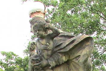 Socha Panny Marie na Dolní Novosadské ulici v Olomouci, Nových Sadech. (© Pavel Vítek 08/2020)