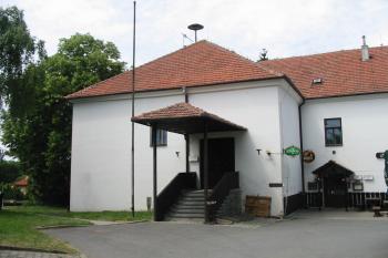Jz. křídlo s hlavním vstupem (© Dušan Dohňanský 06/2018)