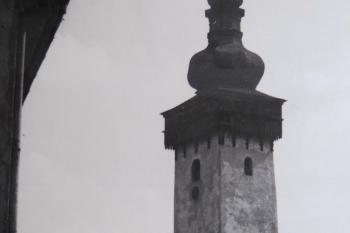 Kostel po demolici lodi (© zdroj: https://www.facebook.com/pg/FarnostHandlova/photos/?ta)