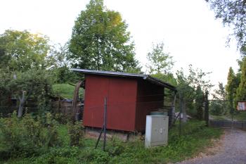 Za domkem je mohutný 2,9m vysoký val přerušený přístupovou cestou (© Luděk Vláčil 08/2020)