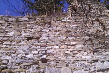Vnější strana dochované hradby, zřetelná spára ve zdivu oddělující mladší a starší část (© Jan Večeřa, 03/2015)