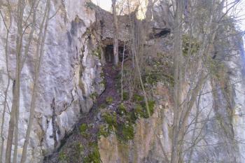 Zbytky zdiva zajišťující skalní rozsedlinku vpravo nad vstupem do jeskyně (© Jan Večeřa, 03/2015)