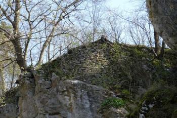 zaoblené základové zdivo severního paláce nad Hladomornou (© Jan P. Štěpánek 05/2017)