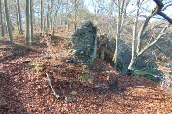 Část sev. hradby, zároveň vnější zeď severní budovy (© Dušan Dohňanský 11/2020)