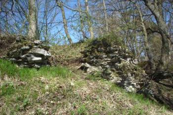 Holštejn - zdivo předhradí nad Rasovnou (© Jan Celý, 11/2007)
