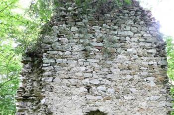 vnitřní líc vysokého střepu oblého nároží obvodové hradby ( © Jan P. Štěpánek 06/2008)