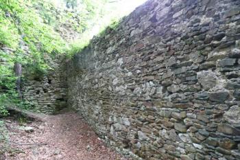 ustoupená část obvodové hradby při hradní bráně ( © Jan P. Štěpánek 06/2008)
