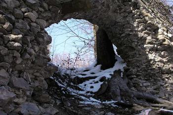 Zbytky zdiva ( © Roman Řezáč 03/2004)
