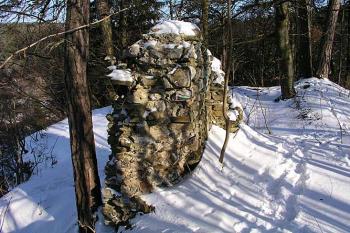 Střep zdiva ( © Roman Řezáč 03/2004)
