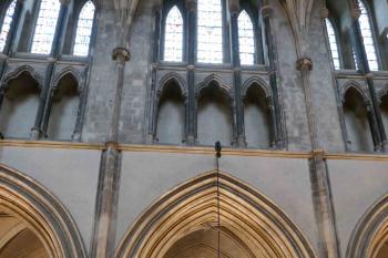 Severní arkáda a triforium lodě. (© Pavel Semple 07/2020)
