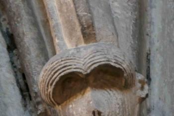 Detail severní arkády lodě s opicí (1. pol. 13. stol). (© Pavel Semple 07/2020)