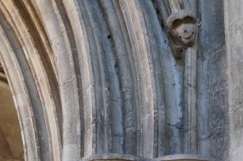 Detail severní arkády lodě s opicí (1. pol. 13. stol). (© Pavel Semple 07/2020)
