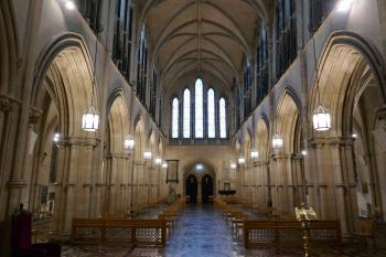 Loď katedrály, pohled k západu. Arkáda a triforium napravo jsou z 1. pol. 13. stol. Ta nalevo je věrná kopie z 19. stol. (© Pavel Semple 07/2020)