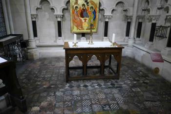 Kaple sv. Lauda se středověkými dlaždicemi. (© Pavel Semple 07/2020)