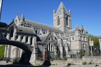 Katedrála od JZ. Nalevo je kamenná lávka ze sedmdesátých let 19. stol. která spojuje katedrálu s muzeem Dublinia. (© Pavel Semple 05/2020)