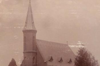 kostel v roce 1897 (© zdroj: https://otmuchow.fotopolska.eu/35517,obiekt.html?map_z=18&f=1507200-foto)