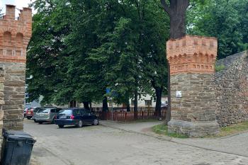 Prolomené hradby u knihovny (© Ivo Rozehnal  07/2023)