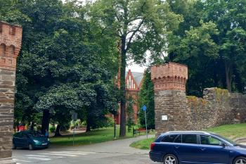 Prolomené hradby u kostela Matky Boží ustavičné pomoci (© Ivo Rozehnal  07/2023)
