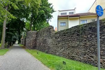 Severní část hradeb (© Ivo Rozehnal  07/2023)