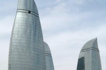 Plamenné věže v azerbajdžánském Baku. (© Pavel Vítek 06/2013)