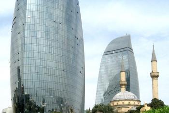 Plamenné věže v azerbajdžánském Baku. (© Pavel Vítek 06/2013)